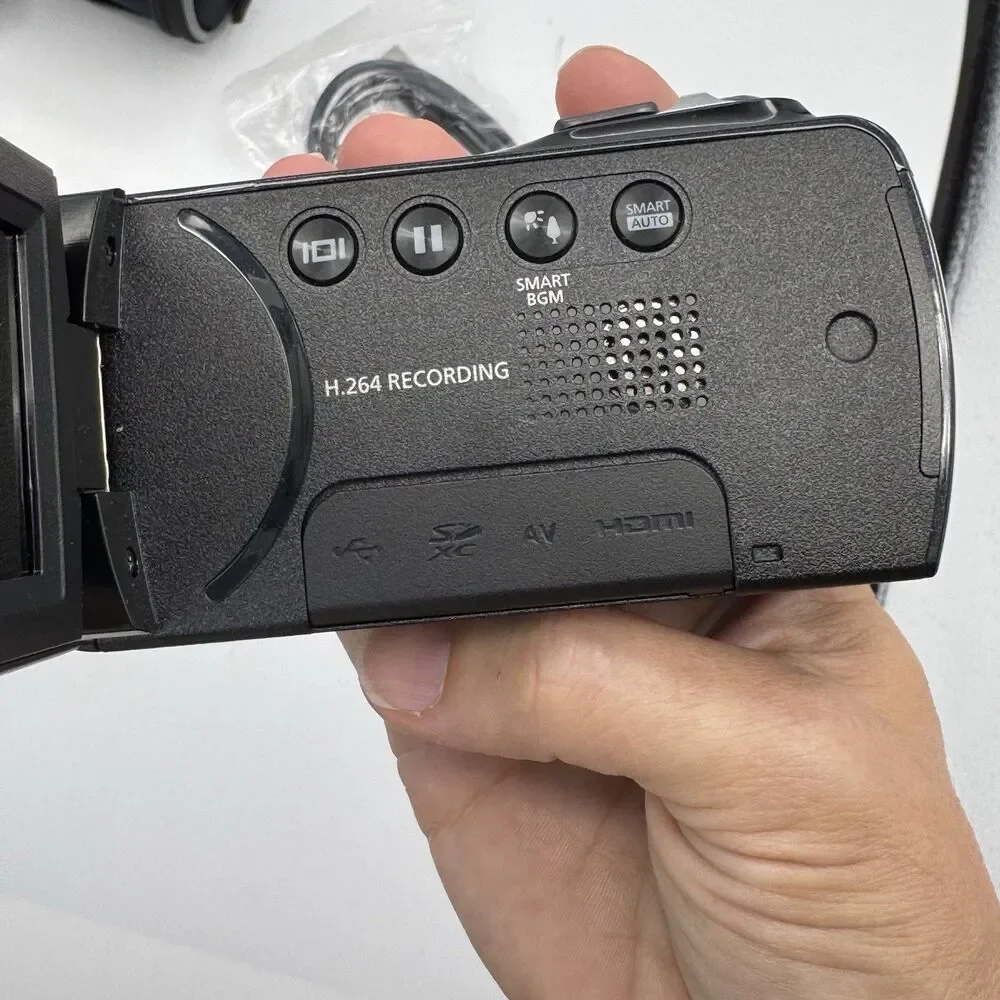 Samsung HMX-F80 HD Camcorder 16GB SD Card Case Battery Charger EUC